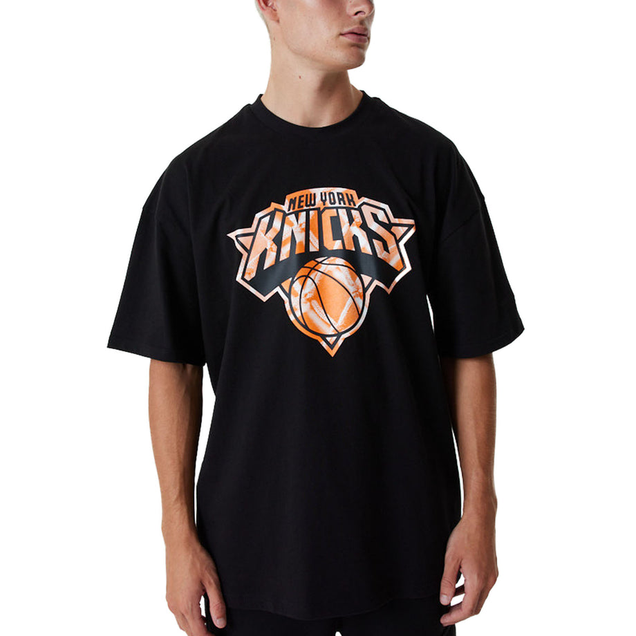 New Era New York Knicks NBA Infill Logo Oversized T Shirt Black Avenue 85